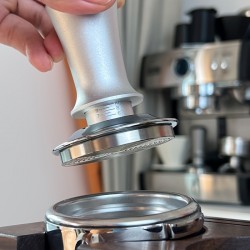 Renylabのエスプレッソコーヒータンパーセットは、調整可能な圧力とスケール付きです。プレミアムアルミニウム合金とステンレス製のハンドヘルドエスプレッソプレスツールは、電池不要です。