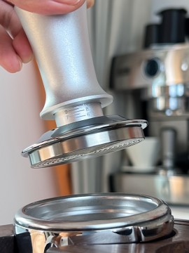 Renylabのエスプレッソコーヒータンパーセットは、調整可能な圧力とスケール付きです。プレミアムアルミニウム合金とステンレス製のハンドヘルドエスプレッソプレスツールは、電池不要です。