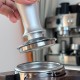 Renylabのエスプレッソコーヒータンパーセットは、調整可能な圧力とスケール付きです。プレミアムアルミニウム合金とステンレス製のハンドヘルドエスプレッソプレスツールは、電池不要です。
