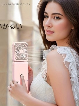 USB充電式折りたたみファンは首やデスクトップに掛けたり、手持ちで使用したりできます。携帯電話スタンド、化粧鏡、パワーバンク、デジタルディスプレイ、5段階の速度調整、多機能2500mAhの屋外用小型ファンが付属しています